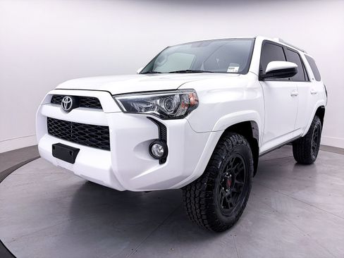 Used 2018 Toyota 4Runner SR5 AWD/4WD image 10