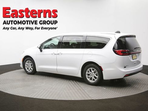 Used 2023 Chrysler Pacifica Touring-L image 62