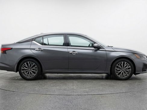 Used 2025 Nissan Altima 2.5 SV FWD image 11
