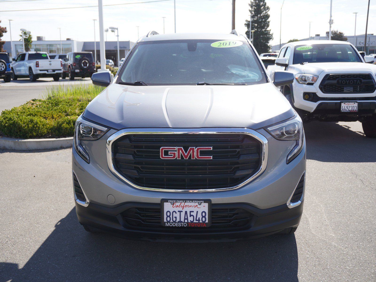 Used 2019 GMC Terrain SLE w/ Driver Convenience Package FWD image 4