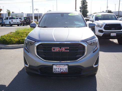 Used 2019 GMC Terrain SLE w/ Driver Convenience Package FWD image 4