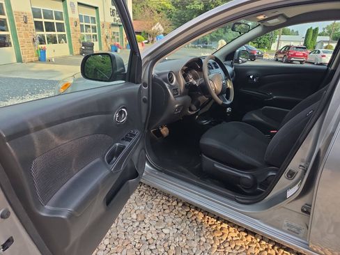 Used 2013 Nissan Versa FWD image 16