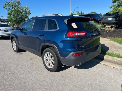 Used 2018 Jeep Cherokee Latitude w/ Cold Weather Group AWD/4WD image 4
