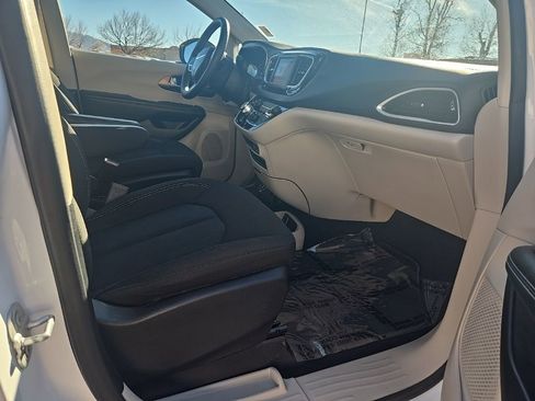 Used 2023 Chrysler Voyager LX image 27