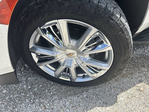 Used 2022 Chevrolet Suburban High Country AWD/4WD image 12