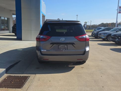 Used 2020 Toyota Sienna L image 8