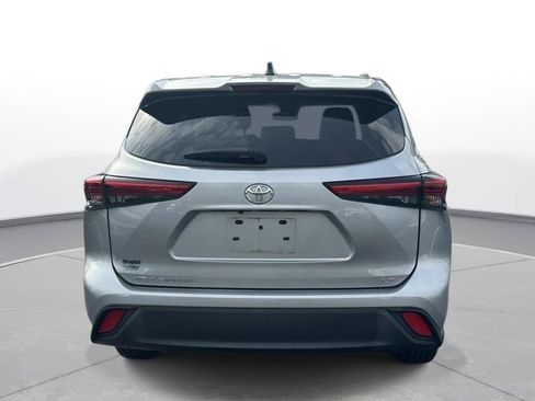 Used 2023 Toyota Highlander LE FWD image 7