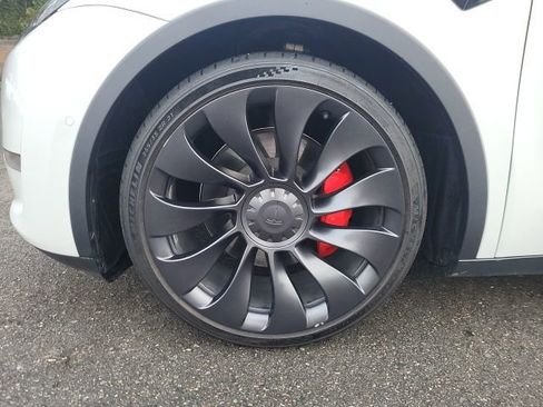 Used 2022 Tesla Model Y Performance image 9