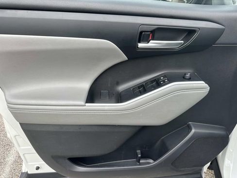 Used 2023 Toyota Highlander XLE image 16
