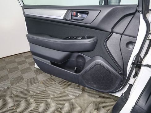 Used 2019 Subaru Outback 2.5i AWD/4WD image 32
