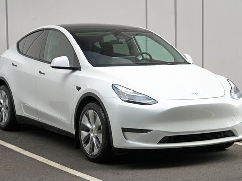 Used 2023 Tesla Model Y Long Range AWD/4WD image 54