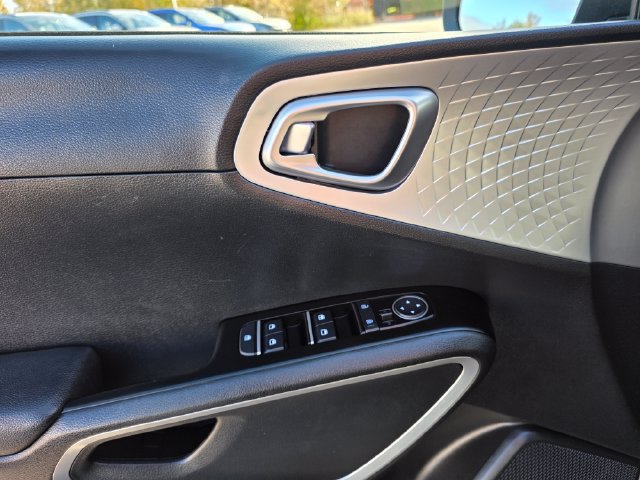 Certified 2025 Kia Soul LX w/ LX Technology Package FWD image 24