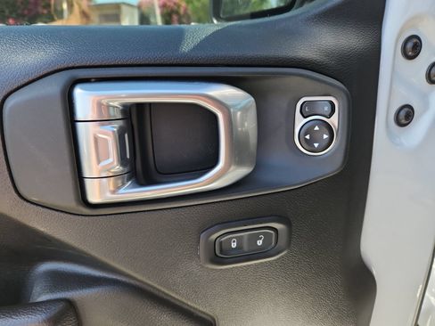 Used 2024 Jeep Gladiator Mojave AWD/4WD image 15