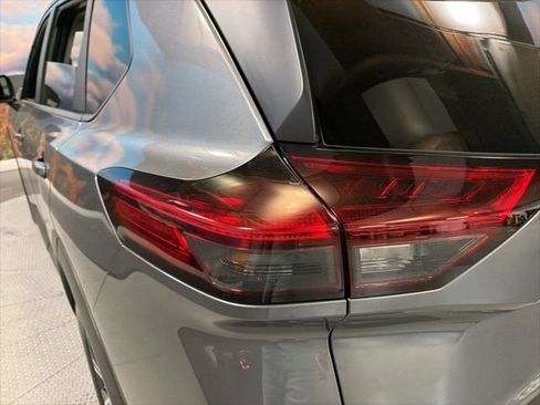 Used 2023 Nissan Rogue SV FWD image 10
