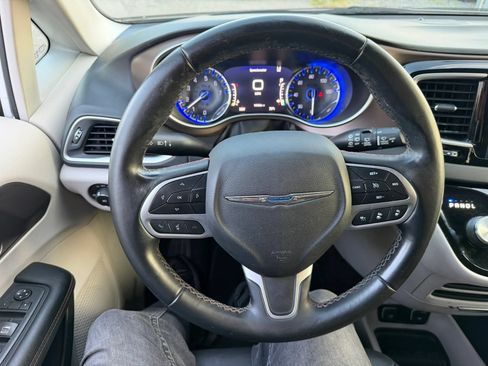 Used 2018 Chrysler Pacifica Touring-L w/ Advanced Safetytec Group FWD image 12