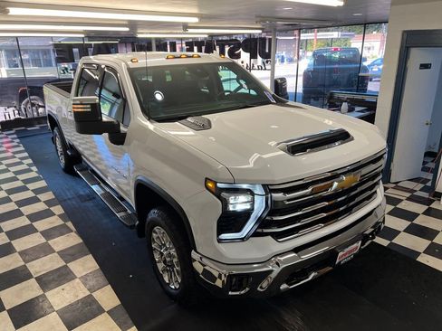 Used 2025 Chevrolet Silverado 2500 LTZ AWD/4WD image 24