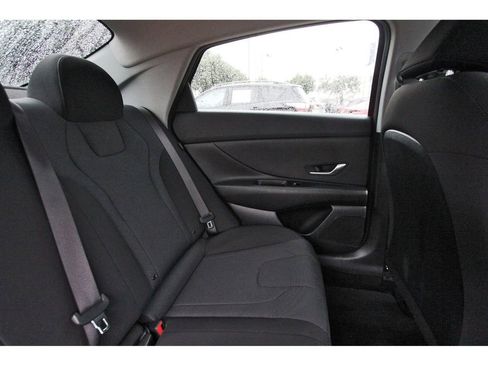 Certified 2025 Hyundai Elantra SE FWD image 13