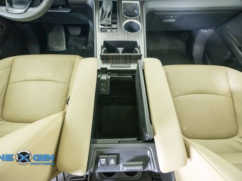 Used 2024 Toyota Sienna Limited AWD/4WD image 31