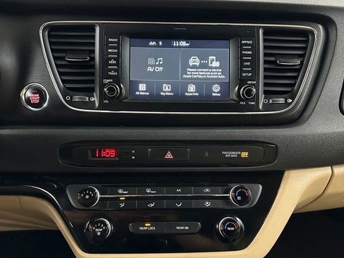Used 2017 Kia Sedona LX w/ LX Essentials Premium Package FWD image 19