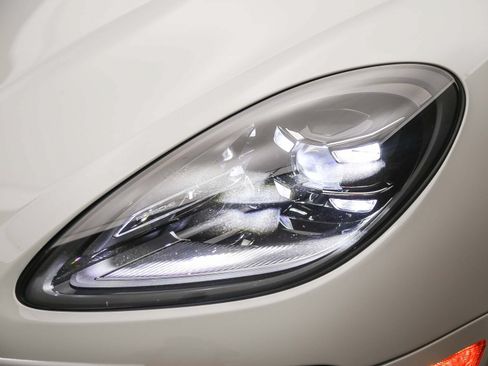 Certified 2022 Porsche Macan AWD/4WD image 11