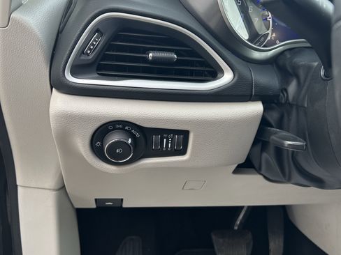 Used 2023 Chrysler Pacifica Touring-L FWD image 16