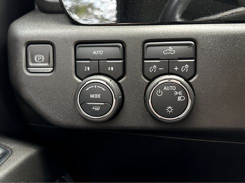 Used 2023 Chevrolet Silverado 1500 LT AWD/4WD image 15
