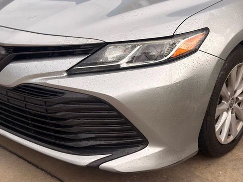 Used 2020 Toyota Camry LE FWD image 5
