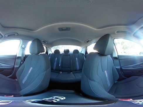 Used 2025 Hyundai Elantra SEL image 42