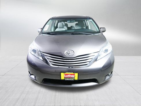 Used 2015 Toyota Sienna XLE Premium image 2