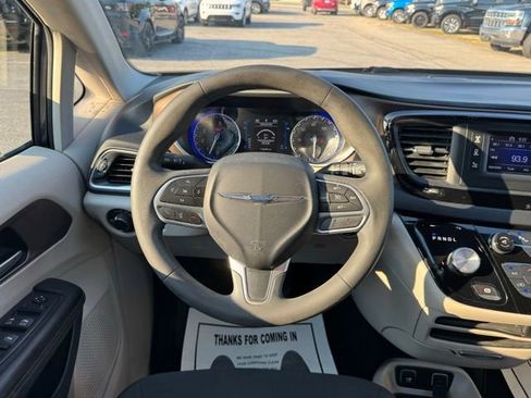 Used 2017 Chrysler Pacifica Touring FWD image 17