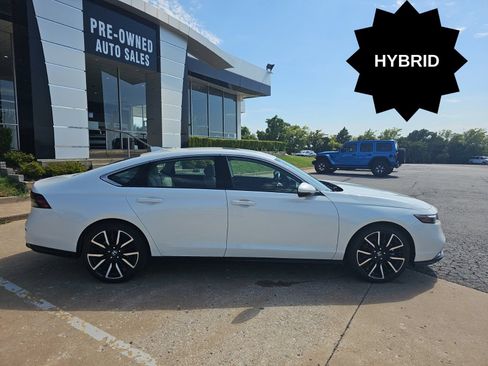 Used 2024 Honda Accord Touring image 2