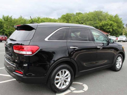 Used 2017 Kia Sorento AWD image 5
