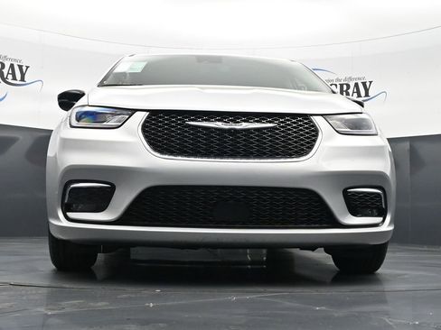 Used 2024 Chrysler Pacifica Touring-L FWD image 30