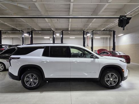 Used 2025 Chevrolet Traverse LT image 8