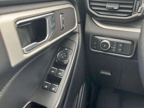 Used 2020 Ford Explorer XLT w/ Equipment Group 202A AWD/4WD image 17