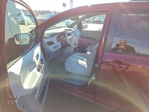Used 2013 Toyota Sienna XLE image 3