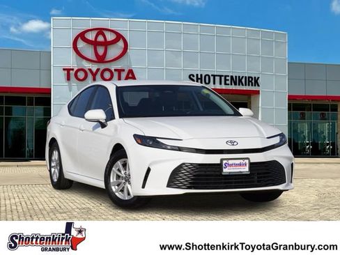 Used 2026 Toyota Camry LE w/ Convenience Package FWD image 1