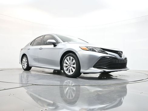 Used 2020 Toyota Camry LE w/ Convenience Package FWD image 28