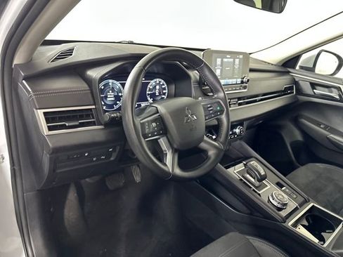 Used 2024 Mitsubishi Outlander SE image 13