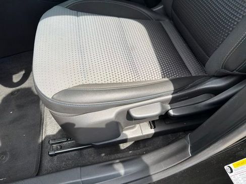 Used 2025 Chevrolet Trax LT FWD image 37