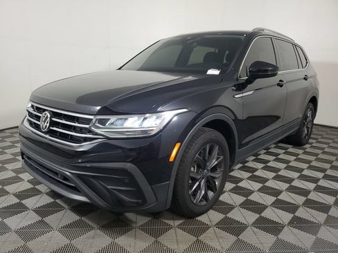 Used 2023 Volkswagen Tiguan SE w/ Panoramic Sunroof Package FWD image 3