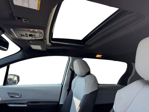 Certified 2021 Toyota Sienna XSE image 3