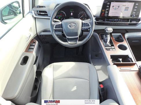 Used 2021 Toyota Sienna XLE image 8