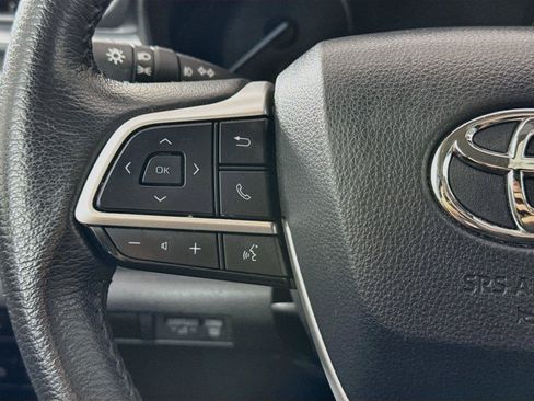 Certified 2025 Toyota Sienna XLE FWD image 18