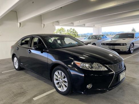 Used 2015 Lexus ES 300h w/ Navigation System Package FWD image 2