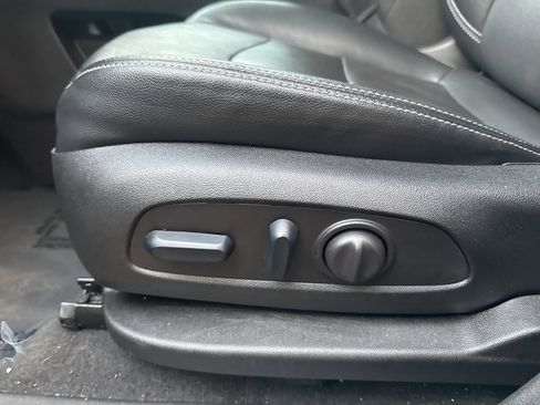 Used 2024 GMC Terrain SLT image 13