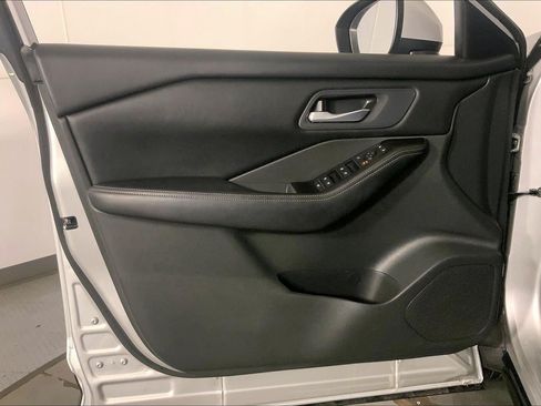 Used 2025 Nissan Rogue SV FWD image 24