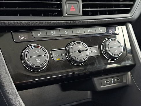 Used 2023 Volkswagen Jetta SE w/ Panoramic Sunroof Package image 14