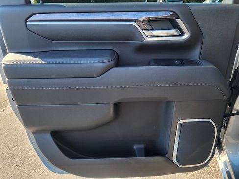 Used 2025 Chevrolet Silverado 2500 LTZ w/ LTZ Convenience Package image 17