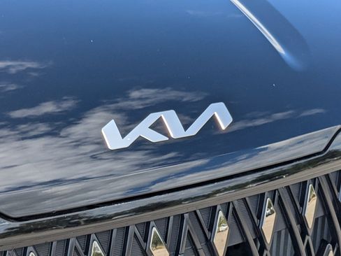 Certified 2025 Kia Carnival EX image 11